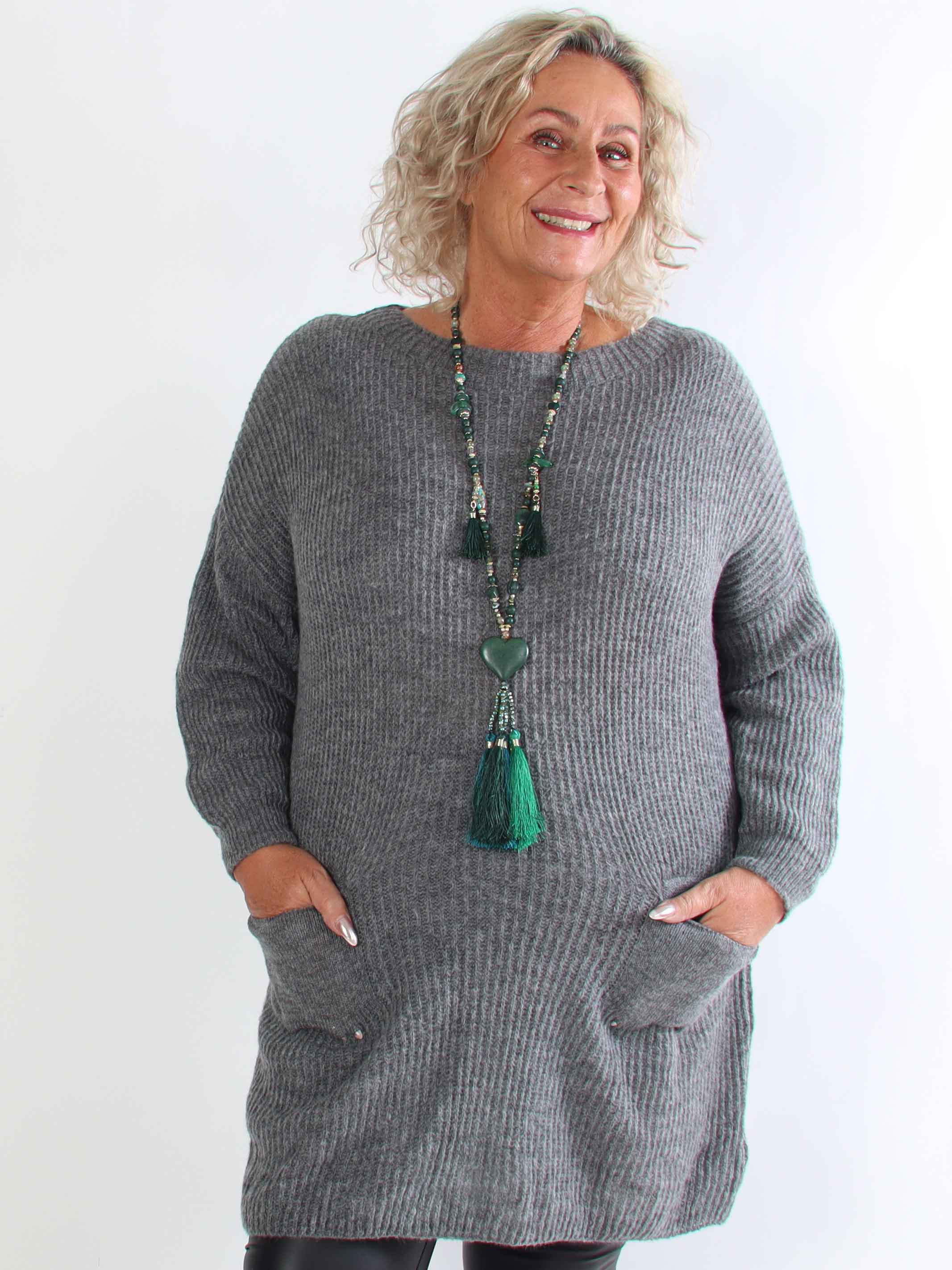 Miranda - Plus size strikkjole med lommer foran